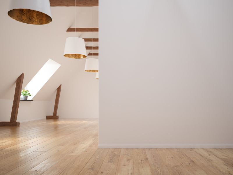Holzbalken in moderner Dachwohnung mit schrägen Wänden.