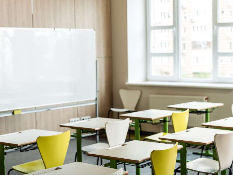 Klassenzimmer mit verbauten Schutzsystemen für Wärme- und Brandschutz.