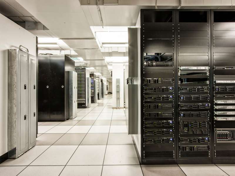 Serverraum mit technischen Geräten, ausgestattet mit Wärmeableitung und Brandschutzsystemen.