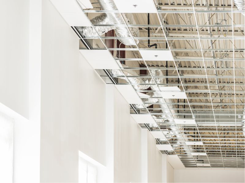 Moderne, große Industriehalle mit offenem Raum und hoher Decke.