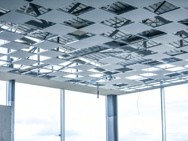 Teilweise fertiggestellte Deckeninstallation in modernem Meetingraum.