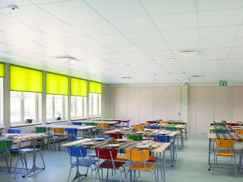 Klassenzimmer mit Deckenabhängungsplatten in öffentlicher Einrichtung.