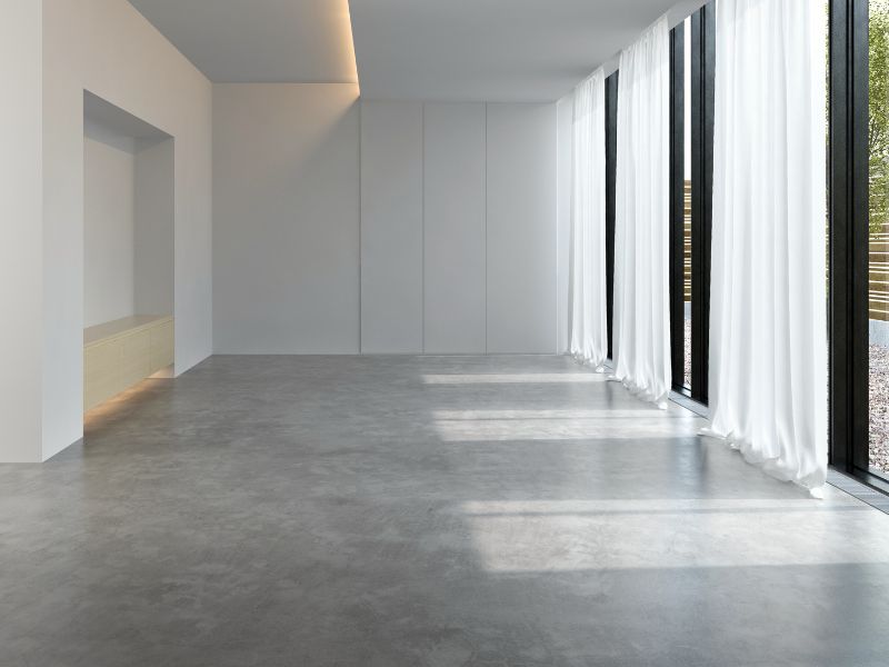 Luxuriös wirkender Estrichboden in einer Villa, glatt und hochwertig verarbeitet.