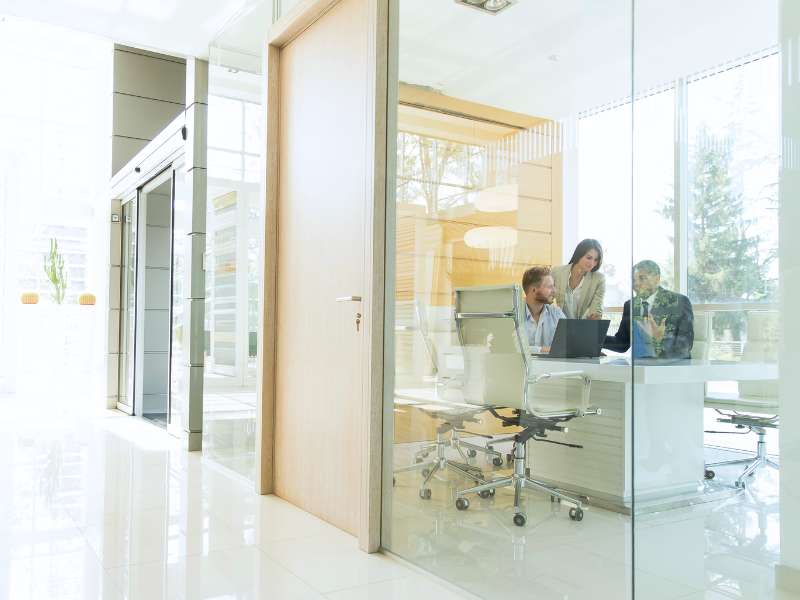 Moderne Office-Tür eingebaut in eine Glaswand zu einem Meetingraum.