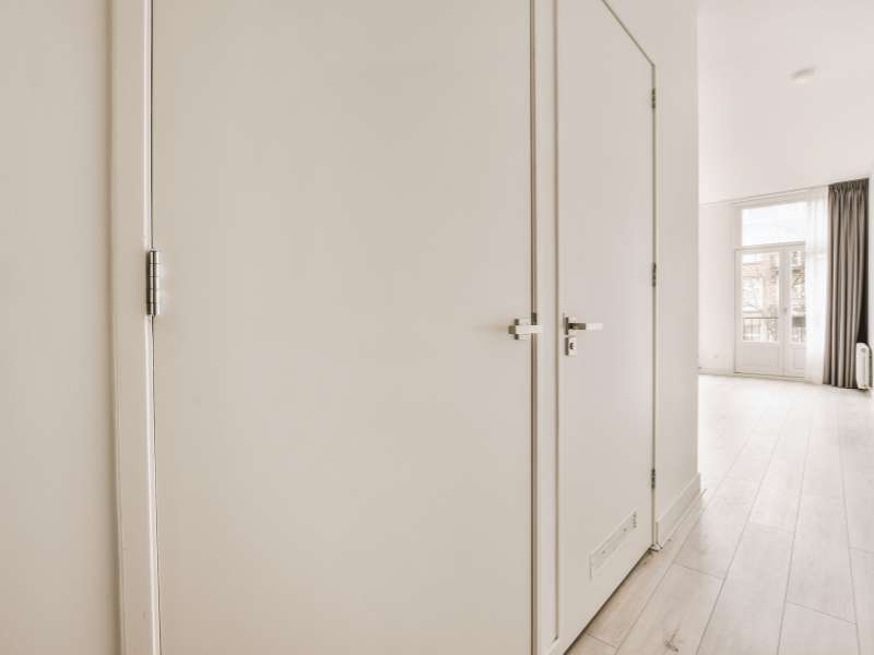 Moderne Zimmertür in Apartmentwohnung, stilvolles Design.