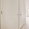 Moderne Zimmertür in Apartmentwohnung, stilvolles Design.